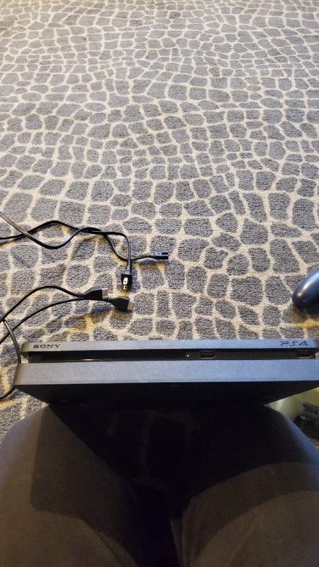 PS4 slim with 4 controllers dans Sony PlayStation 4  à Ouest de l’Île - Image 4