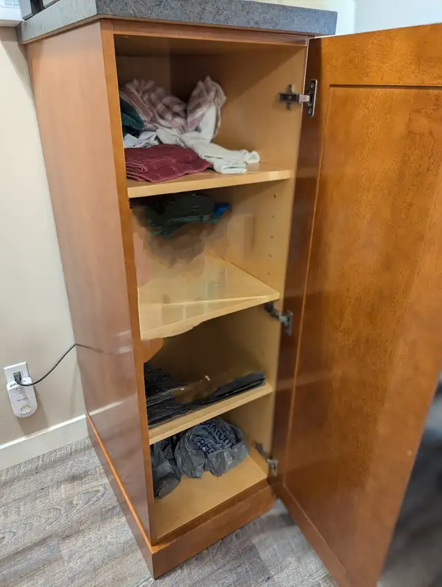3 drawer hutch drawer unit and storage unit in Hutches & Display Cabinets in Calgary - Image 4
