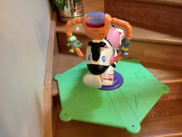 Fisher Price Bounce and Spin Unicorn Stationary Ride-On Toys in Toys in City of Montréal - Image 4