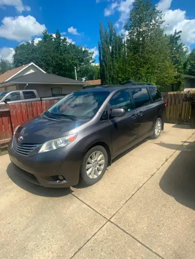 Fully loaded captain chairs leather interior heated front seats power side doors and lift gate dual...