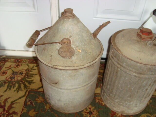 3 VINTAGE METAL FILLING CANS in Arts & Collectibles in Norfolk County - Image 2