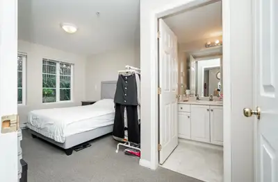 White Rock 5 mins from the border 2 bed 2 bath condo