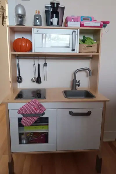 Le kit comprend : 1 mini-cuisine = 60 $ 1 corbeille (9 fruits et légumes) = 4 $ 1 batterie de cuisin...