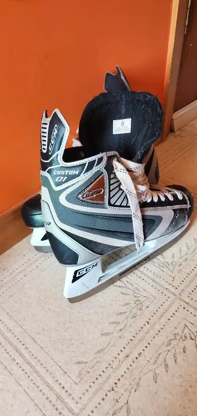 CCM Men's Ice Skates Size 6, View more