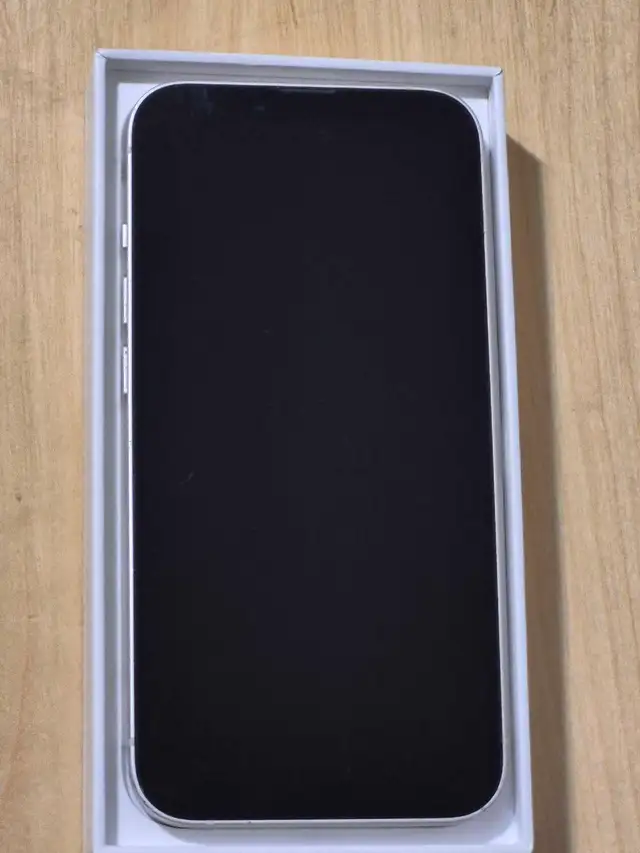 Apple iPhone 13 128GB Silver Unlocked  in Cell Phones in City of Toronto - Image 3