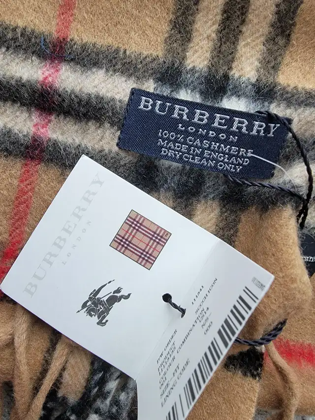 AUTHENTIC BURBERRY CASHMERE SCARF in Women's - Bags & Wallets in Oakville / Halton Region - Image 5