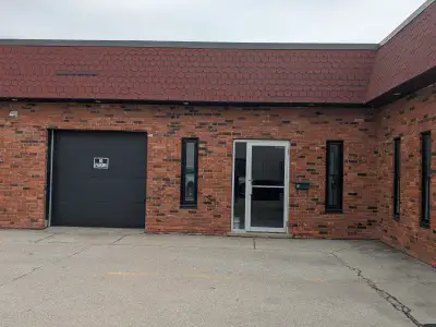 Spacious 1600 sq ft commercial unit for rent in Oakville off of third line and Speers rd area. RTU w...