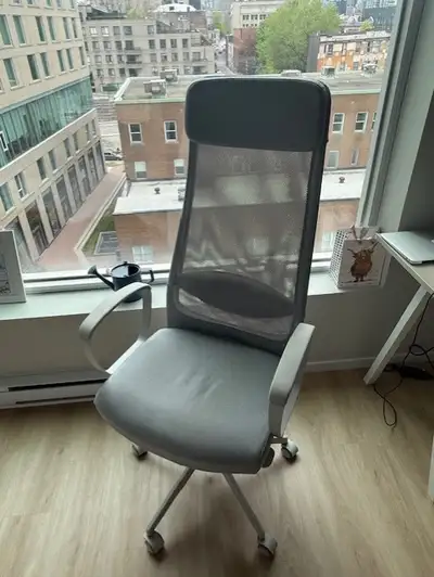 English below Rentrant définitivement en France fin juin, je vends mes meubles, dont cette chaise er...