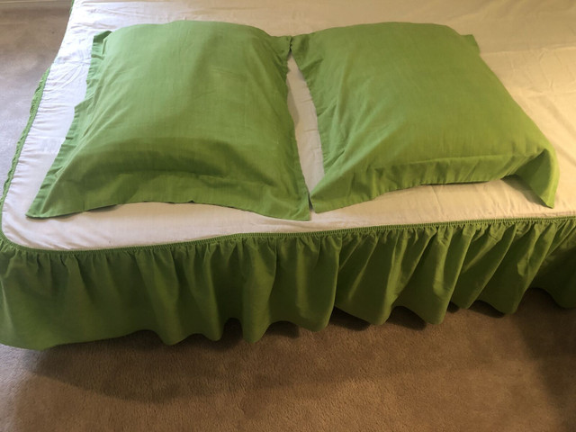 Bedskirt Double/Full Size with two pillow shams. Green. in Bedding in Kitchener / Waterloo - Image 2