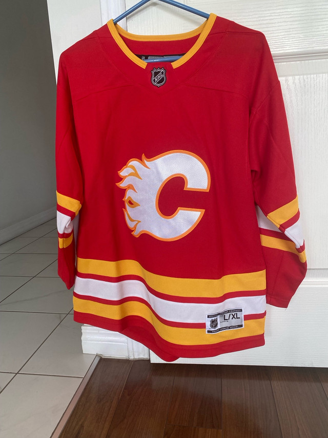  Calgary Flames jersey youth L/XL in Hockey in Calgary