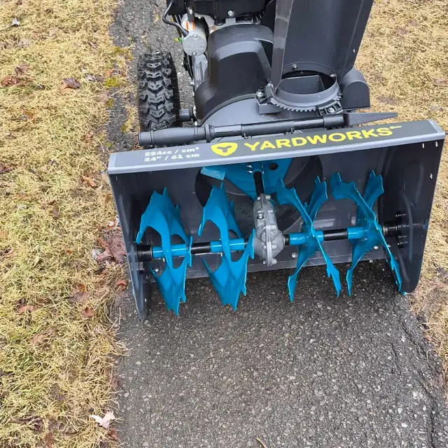 Souffleuse 24 pouces Yardworks in Lawnmowers & Leaf Blowers in City of Montréal - Image 2