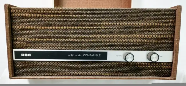 Vintage RCA phonograph in Arts & Collectibles in Sudbury - Image 3