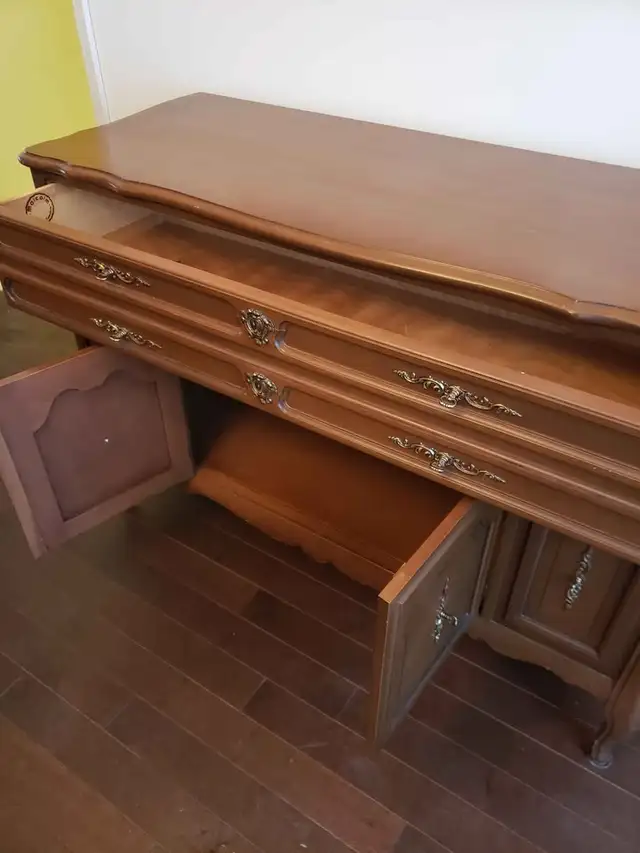GREAT CONDITION MALCOLM SIDEBOARD--OPTIONAL HUTCH AVAILABLE in in Hutches & Display Cabinets in Markham / York Region - Image 5