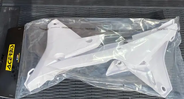 Side Panels Yamaha YZ WR 2014-2019 - brand New in Motorcycle Parts & Accessories in City of Toronto - Image 2
