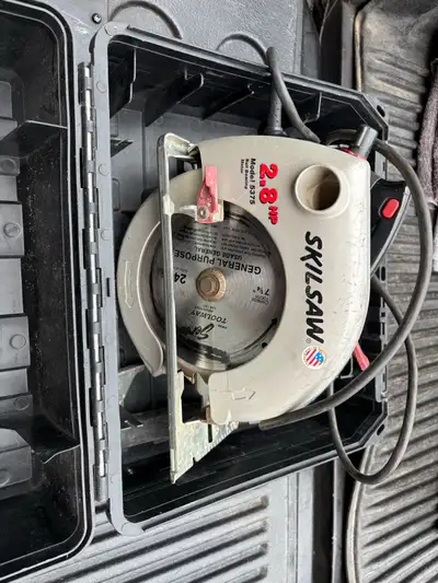 This pre-owned Skilsaw 5375 7-1/4 inch circular saw offers reliable performance for your various cut...