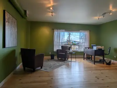 Bureau commercial à louer Grand bureau avec salle d'attente, salle de bain privée et vue sur le fleu...