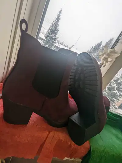 New beautiful burgundy stylish boots size 8, Voir plus