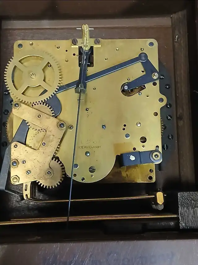 Hooded Jauch wall clock in Home Décor & Accents in Ottawa - Image 6