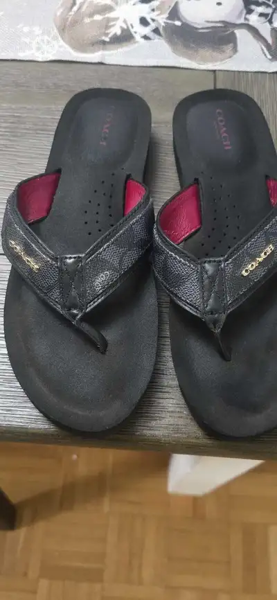 Step out in style with these gently used Coach flip flops in size 8, perfect for adding a touch of l...