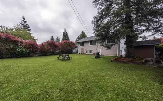 3 beds 1 bath walking to UVic in Room Rentals & Roommates in Victoria - Image 8