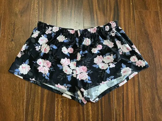 Women’s Rose + Vine sleep shorts - size L/XL in Women's - Bottoms in Oshawa / Durham Region - Image 2