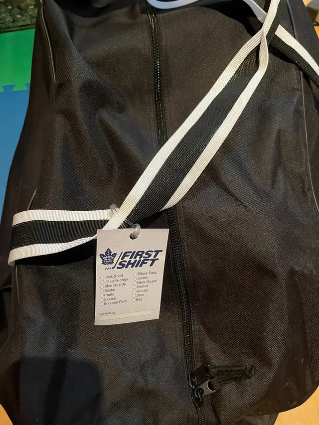 youth hockey equipment (7-10 yo) in Hockey in Markham / York Region - Image 6