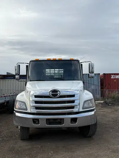 This 2016 Hino 338 features a reliable diesel engine and a durable 24’ flatdeck configuration, perfe...
