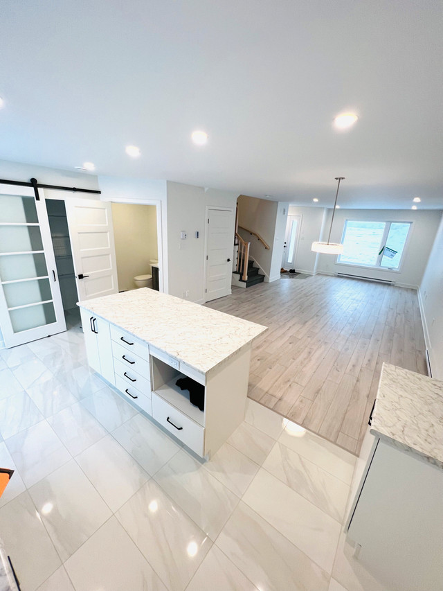 3 bed 2 bath NEW townhome  dans Locations longue durée  à Ouest de l’Île - Image 2