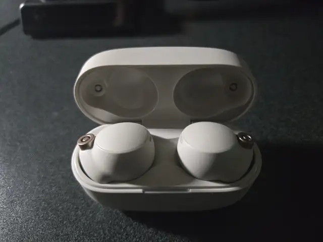 Ecouteur sans-fil Sony WF-1000XM4 in Headphones in Longueuil / South Shore - Image 2