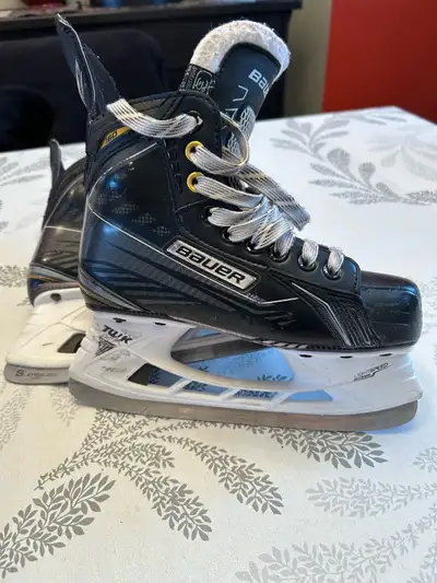 Bauer skates. size 3D. shoe size 4. , View more