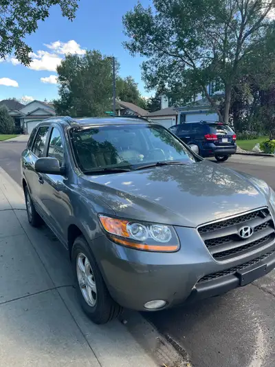 Selling for my in-laws. 2009 Hyundai Santa fe AWD 3.3 l v6 gls. Has Sunroof, leather seats. 252000km...
