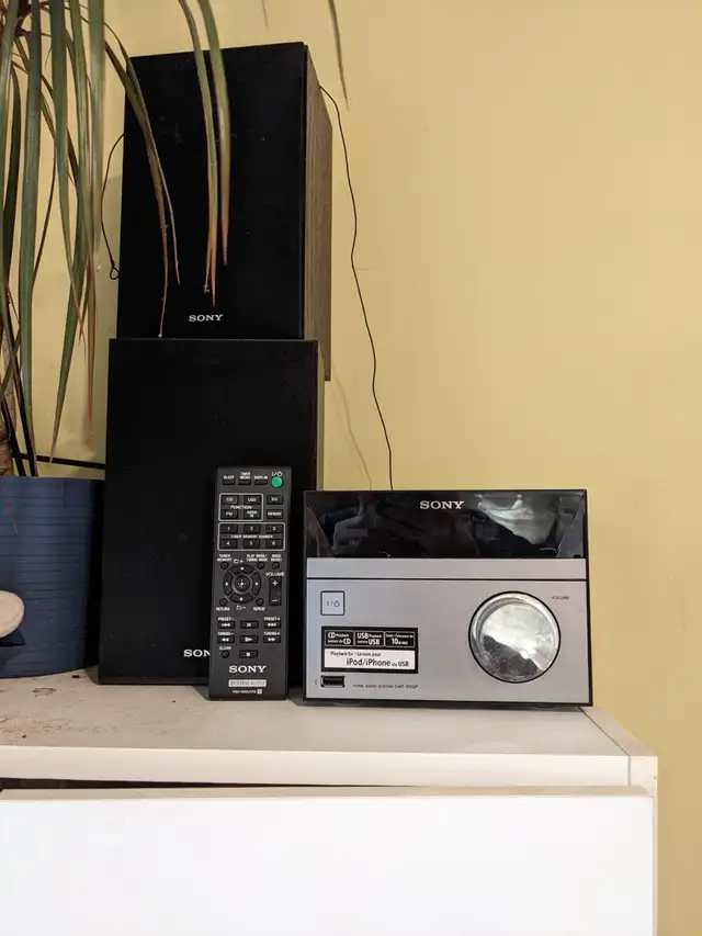 Sony CMT-S30iP Stereo Speakers Radio CD Player System in Stereo Systems & Home Theatre in City of Toronto - Image 3