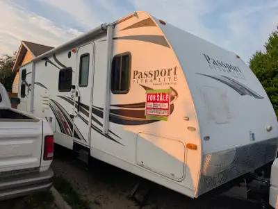For Sale: 2014 Keystone Passport Ultra Lite Grand Touring. Dry weight 5,385 lbs. Length 32' (29'+3'...
