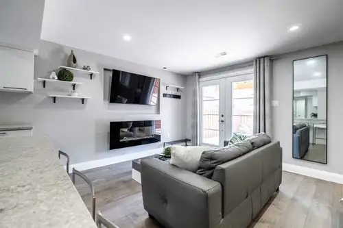 Stylish 800 sqft bachelor basement with Murphy bed, mini bar island, modern kitchen (all appliances)...