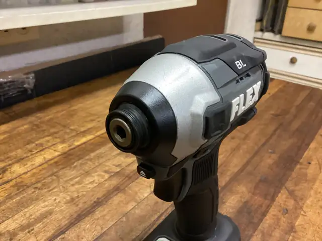 FLEX 24v MAX BRUSHLESS 3-SPEED 1/4”HEX QUICK EJECT IMPACT DRIVER in Power Tools in Barrie - Image 3