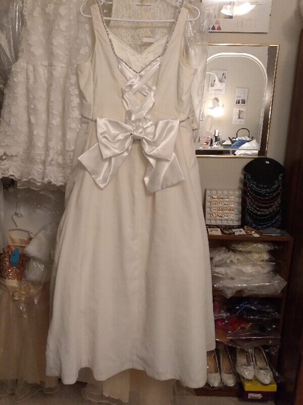 Lovely Ivory Velveteen Bridal Gown Wedding Dress 11/12 in Wedding in Oshawa / Durham Region - Image 4