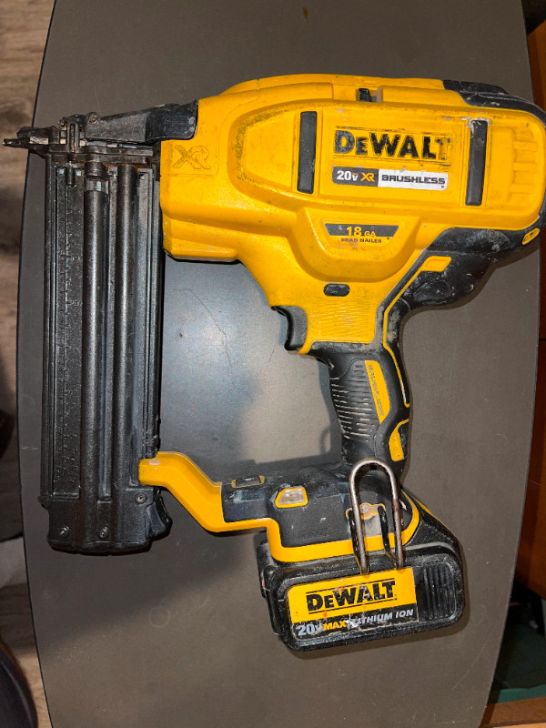 DEWALT - 20V Cordless Brad Nailer Kit w/Battery&Charger in Power Tools in Burnaby/New Westminster