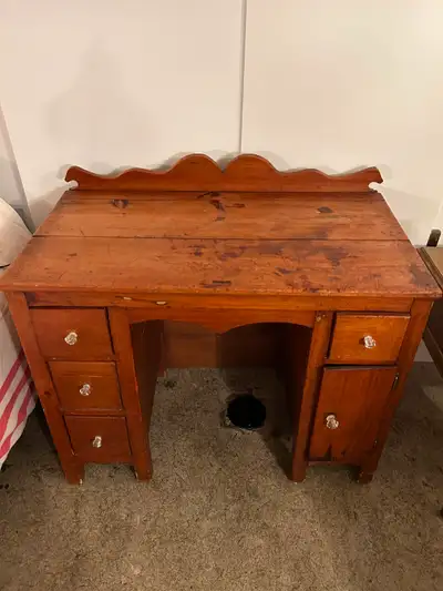 Antiquité - coiffeuse ancienne en bois franc, entièrement restaurée. Dimensions : 37 1/2 pouces de l...