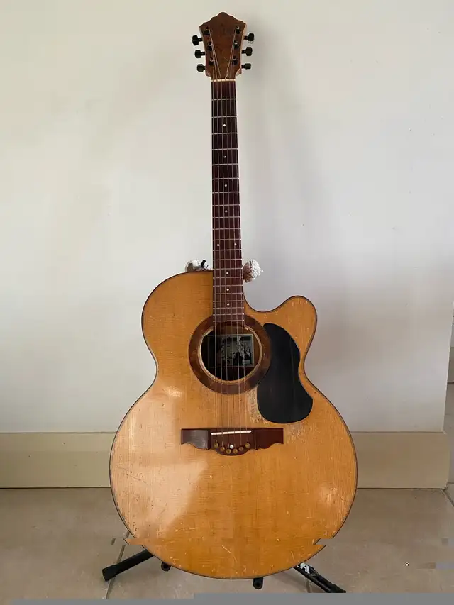 Custom acoustic Guitar by Olivier Breton in Guitars in City of Montréal - Image 3