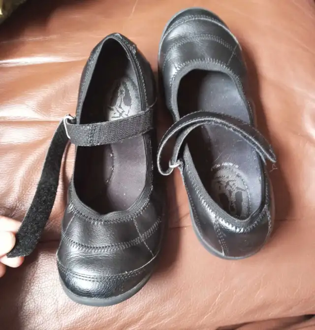 Soulier en cuir hush puppies pour fille taille 4us in Kids & Youth in City of Montréal - Image 4