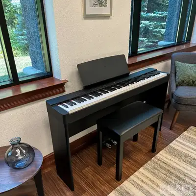 (An English description follows below) Location de piano électronique 88 notes Yamaha P-225 presque...