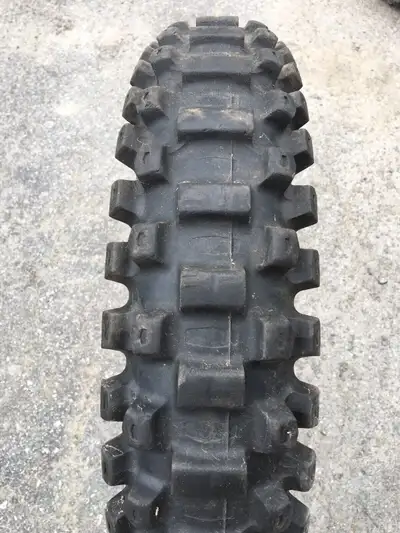 Pneu de Motocross USAGER! de marque DUNLUP Model GEOMAX MX51 grandeur 120/80-19 voir les photos. Pou...