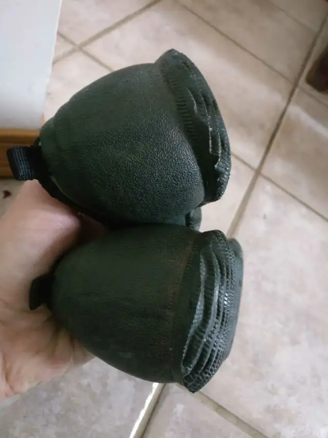 Muck Boot Shoes Size 4/4.5 in Kids & Youth in Calgary - Image 5
