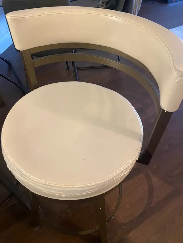 2 counter height swivel stools in Other in Oakville / Halton Region - Image 11