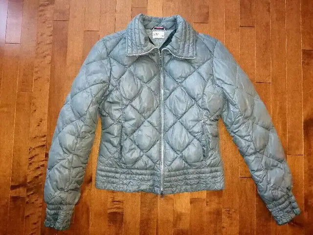 Tommy Hilfiger Women size small quilted puffer winter jacket EUC in Women's - Tops & Outerwear in Edmonton - Image 5