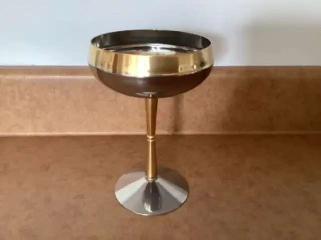 2 COUPES À VIN CHAMPAGNE STAINLESS 18/10 ITALY GLASSES in Kitchen & Dining Wares in City of Montréal - Image 2