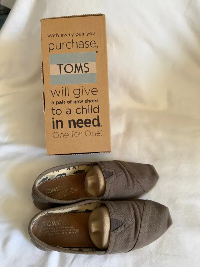 Women's Original Classic TOMS Canvas Shoes, Size 7, Ash in Women's - Shoes in Markham / York Region - Image 3