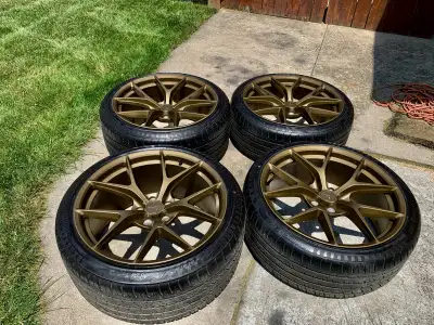 20x10.5 and 20 x 9.5 with 35 and 42 offset 73 bore 5 x 114.3 with 275 and 245 35 tires were on musta...