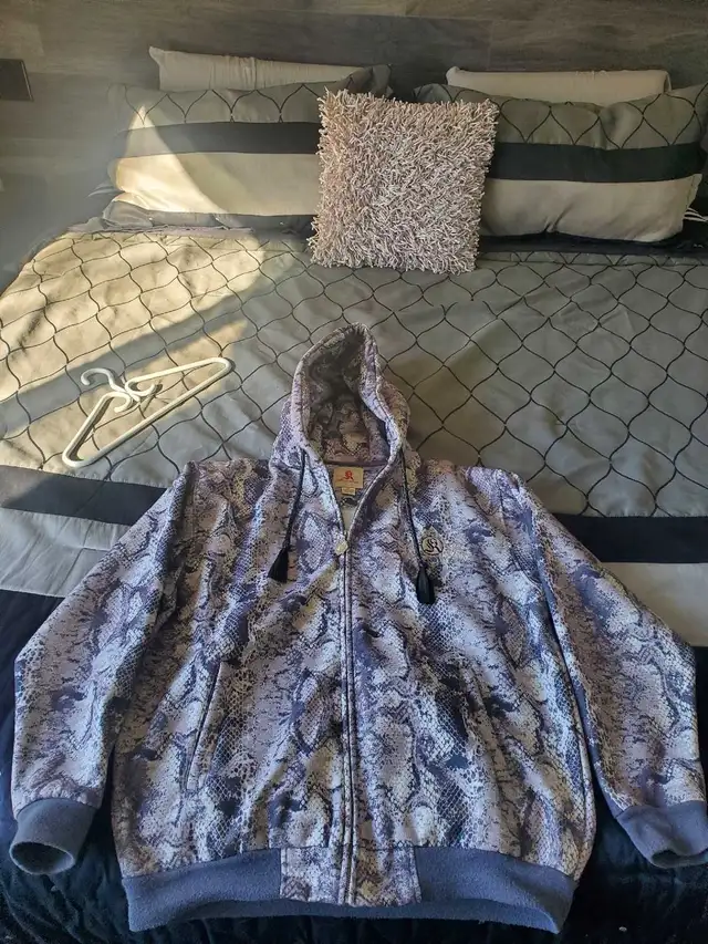 Kanji hoodie in Men's in Oshawa / Durham Region - Image 2