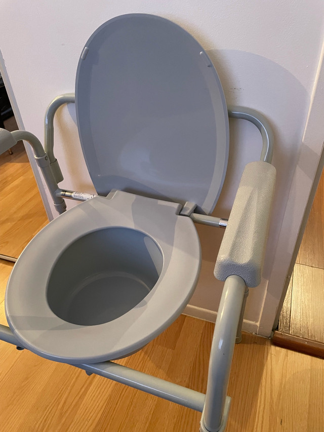 Foldable bedside commode  dans Santé et besoins spéciaux  à Laval/Rive Nord - Image 2